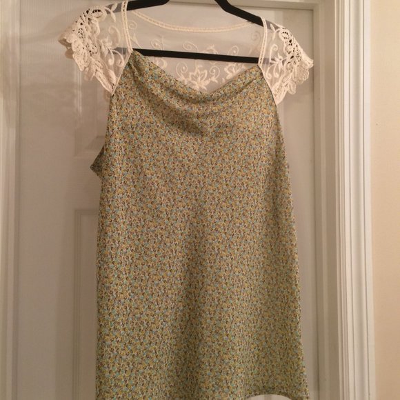Chiffon Sleeveless Blouse with Lace Back - Picture 4 of 6